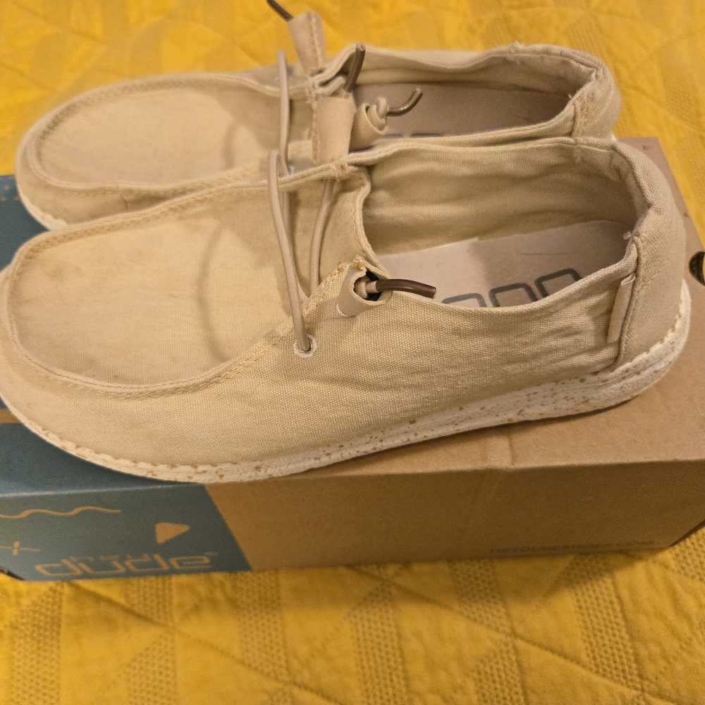 Hey Dudes Size 4